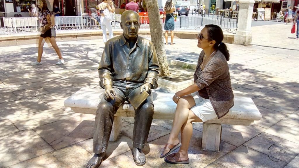 Mujer de tercera edad viajando
